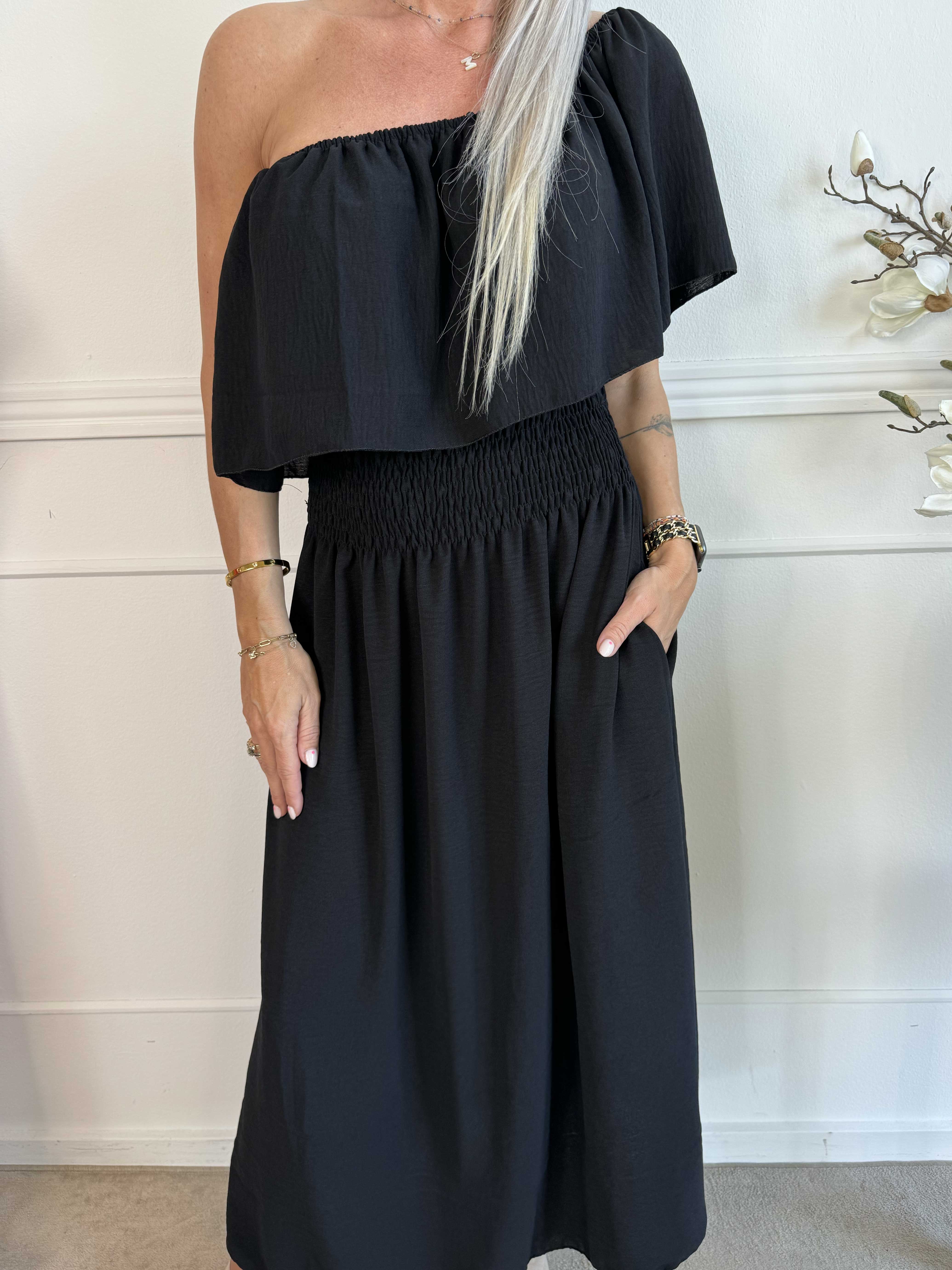 Rachel - Lang kjole med lommer og flæsekant